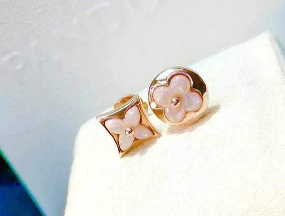 B02202 Bông tai LV xà cừ ánh hồng(1:1)750