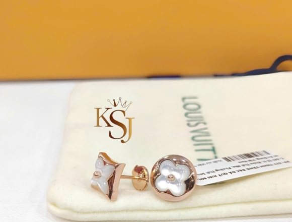 B02539 Bông tai LV xà cừ trắng (1:1)750